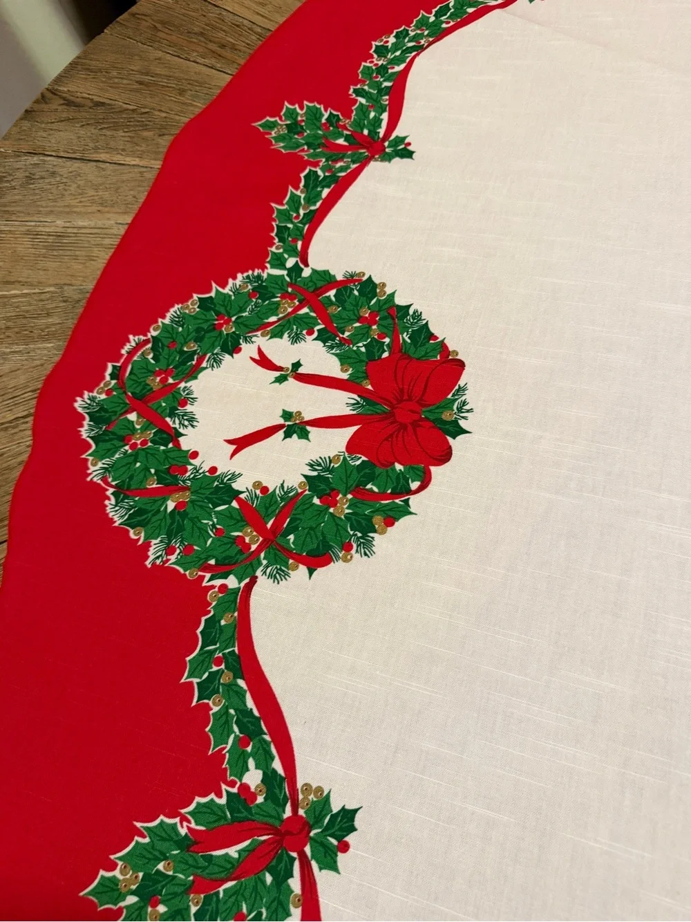 Vintage Sunweave Christmas Holly Wreath Round Tablecloth 90” Made in Brazil red